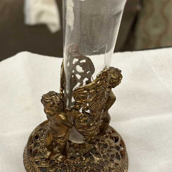 Noontidings Bud Vase Gold Tone Metal 2 Cherub Filigree Ormolu HOLLYWOOD REGENCY - Picture 8 of 10